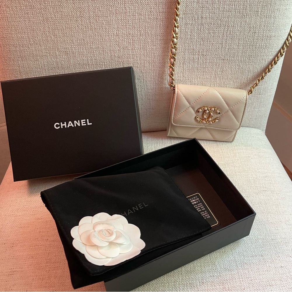 ❌❌❌SOLD❌❌❌CHANEL 19 Authentic Cardholder On Chain - Picture 14 of 16